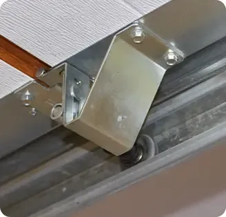 Automatic closing and locking